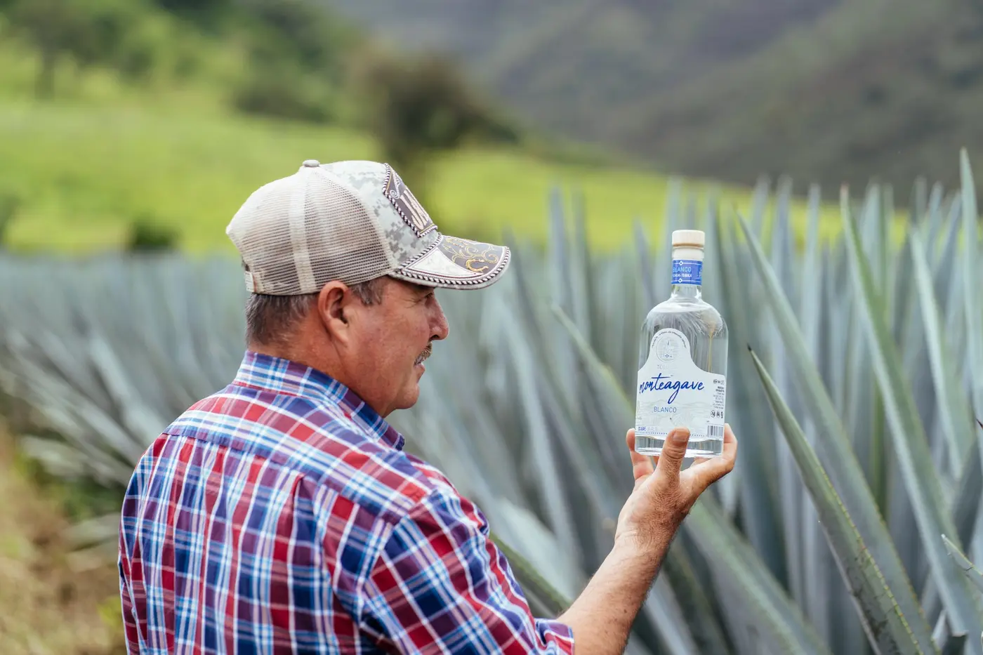 Gabriel Ruiz Peña en los campos de agave